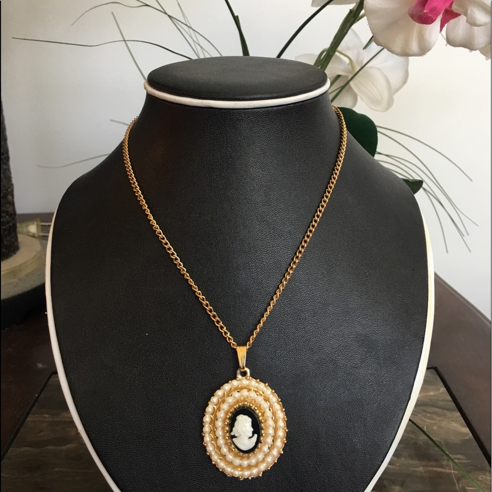 Goldtone face sculpture‎ necklace!